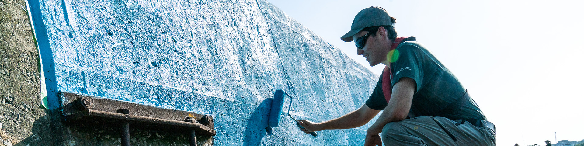 Un membre du personnel peint un mur.
