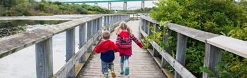 Deux enfants qui courent sur une promenade.